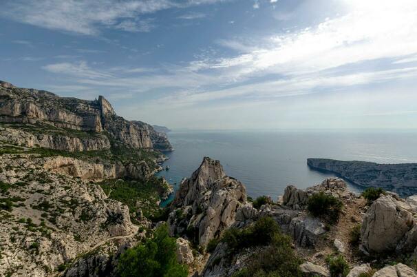 Photo des Calanques avec une vue sur la mer