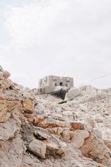 Photo d'un fort entouré de rochers